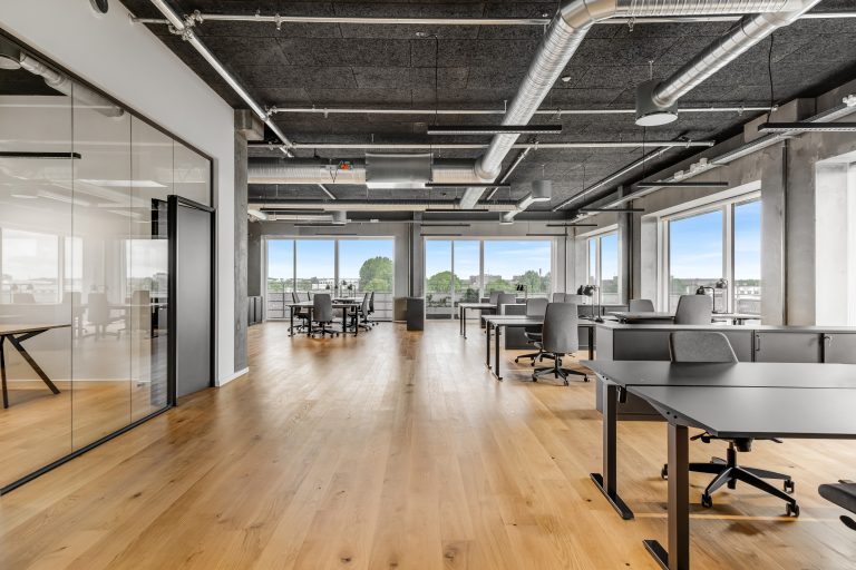 Furnished office H3.2 with glass wall, workstations and views