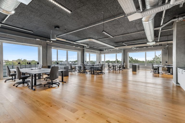 Furnished office H3.2 with workstations and panoramic windows in the high-rise