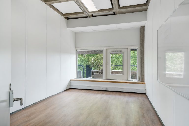 Empty office 4.15 for three people with wooden floor and green views